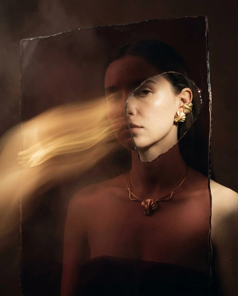 VELORA gold form and its reflection